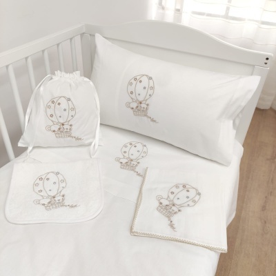 Conjunto de roupa de cama e acessórios para bebé com bordado de balão de ar quente em cama de berço branca