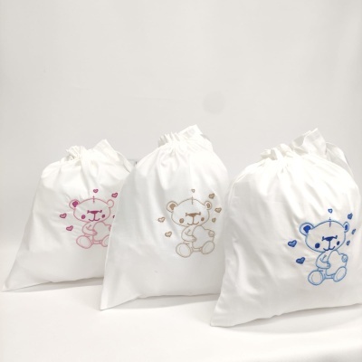 Três sacos de tecido branco com desenhos de ursinhos coloridos e corações