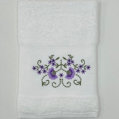 Toalha branca com bordado floral roxo e verde