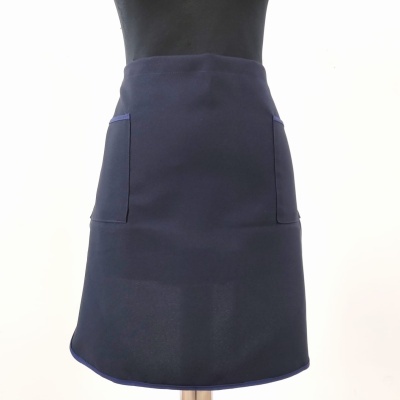 Saia preta lisa com bolsos frontais em manequim