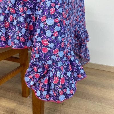 Blusa floral roxa com babado na manga