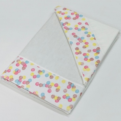 Fralda branca com bordas coloridas em padrão de círculos