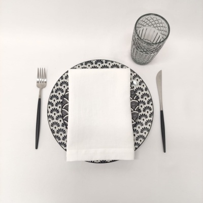 Conjunto de mesa com prato decorado, guardanapo, faca, garfo e copo