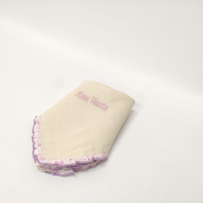 Lenço branco com borda lilás e bordado cor-de-rosa