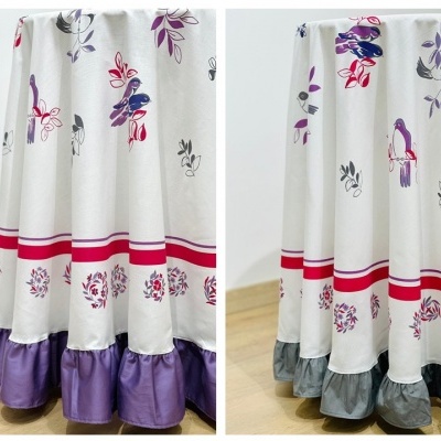 Colchas florais com pássaros em fundo branco e babados coloridos