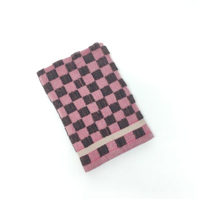 Toalha quadriculada rosa e castanho dobrada