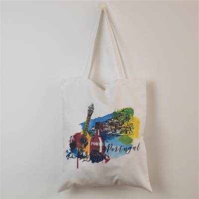 Mala de tecido branco com estampa colorida de guitarra, garrafa, uvas e paisagem de Portugal