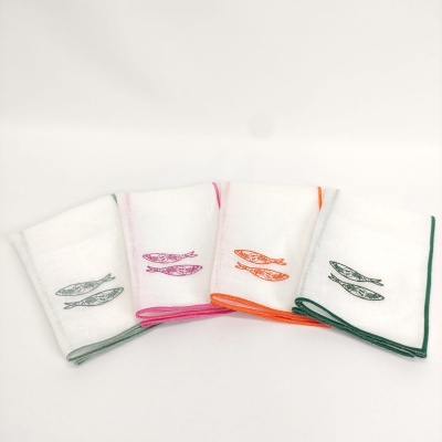 Conjunto de quatro panos de cozinha brancos com bordas e peixes coloridos