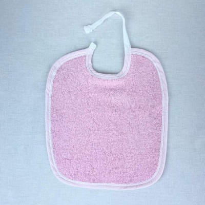Babete cor-de-rosa com bordas brancas sobre fundo cinza