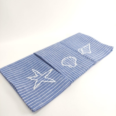 Toalhas azuis com riscas brancas e bordados de conchas e estrela-do-mar