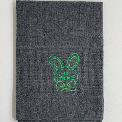 Toalha cinza escura com bordado verde de coelho