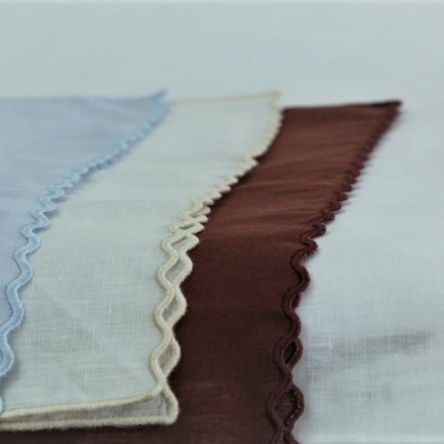 Lenços coloridos de tecido leve com bordas onduladas