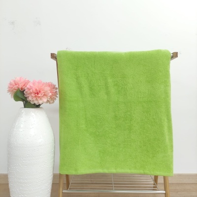 Toalha verde na estrutura de madeira com vaso branco e flores rosas