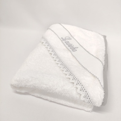 Toalha branca de banho com bordado e renda cinza dobrada