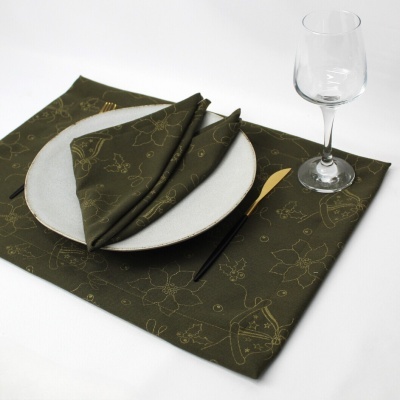 Conjunto de mesa com individual e guardanapo verde-escuro, prato branco oval, faca e copo de vinho