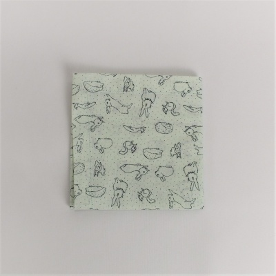 Toalhete de tecido branco com padrão de cães desenhados em preto