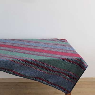Toalha riscada colorida sobre mesa retangular
