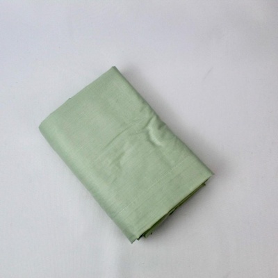 Tecido verde claro dobrado sobre fundo branco