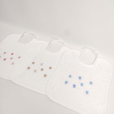 Babete quadrado branco com estrelas coloridas bordadas