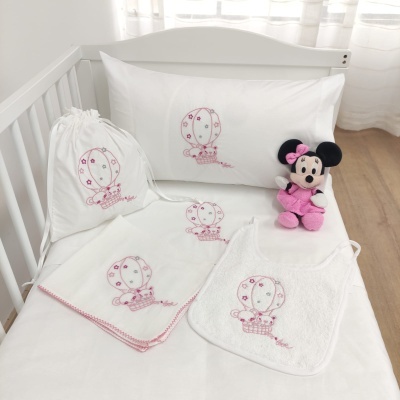 Conjunto branco de roupa de cama para bebé com bordados de balões cor-de-rosa, boneca Minnie rosa na cama de grades