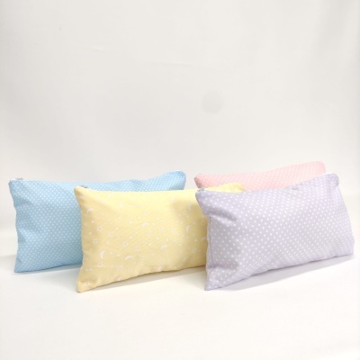 Quatro almofadas retangulares coloridas com padrões sobre fundo branco