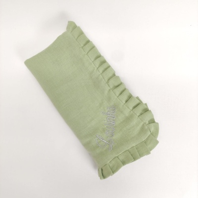 Toalha verde clara com borda frisada e bordado