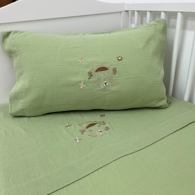 Roupa de cama verde claro para berço com bordados de pomba e flores