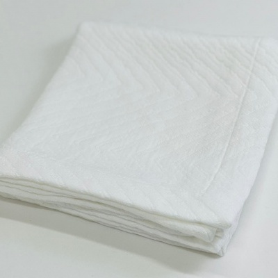 Toalha branca dobrada com padrão de zig-zag