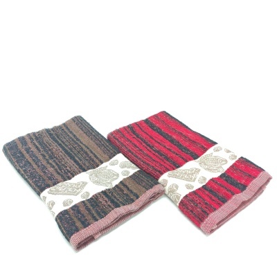 dois tapetes retangulares dobrados em azul e vermelho com fita branca decorativa