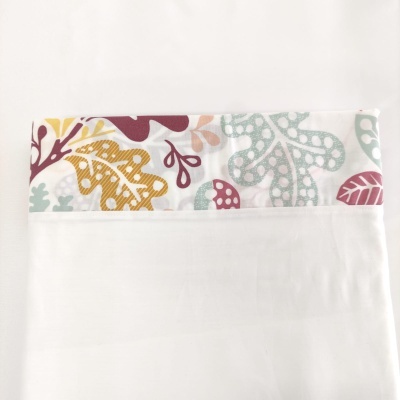 Toalha branca com faixa floral colorida na borda