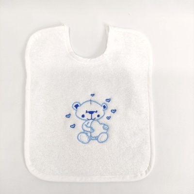 Babete branco com bordado azul de urso e corações