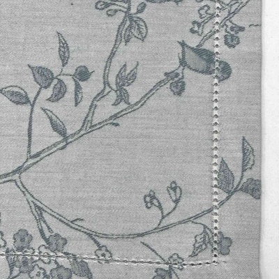 Toalha cinza claro com padrão floral azul e bordado nas bordas