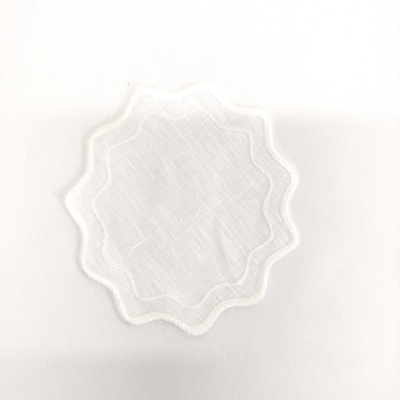 Guardanapo branco com bordas onduladas sobre fundo branco