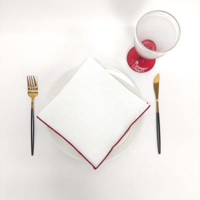 Conjunto de mesa posto com prato, guardanapo, talheres e copo