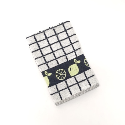 Toalha branca com padrão de quadrados pretos e faixa preta decorativa com limões