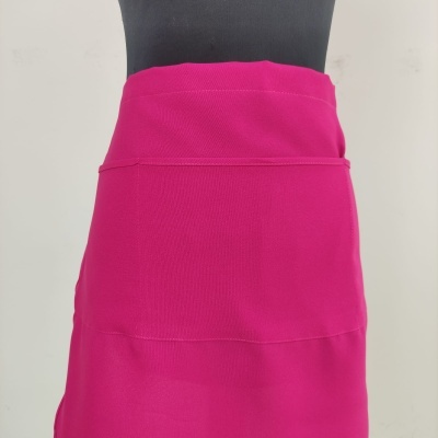 Saia rosa vibrante em tecido liso numa manequim