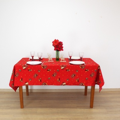 Mesa com toalha de Natal vermelha e decoração de flores vermelhas