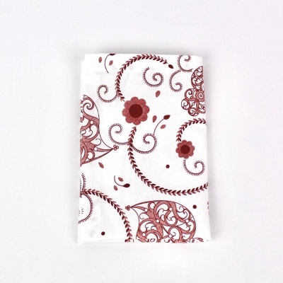 Toalha ou tecido branco com padrão vermelho de flores e arabescos