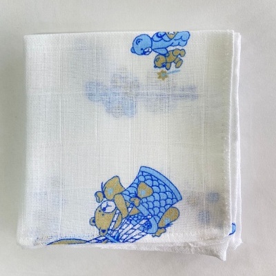 Guardanapo branco com desenhos infantis azuis e amarelos