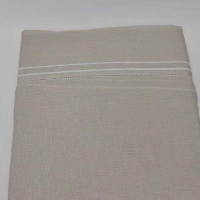 Toalha bege claro com linhas brancas horizontais perto da borda