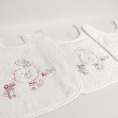 Três babetes infantis brancos com bordados coloridos de animais, feitos em tecido toalha