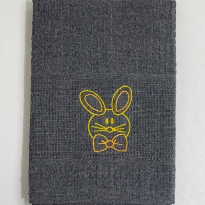 Toalha cinzenta com bordado amarelo de coelho