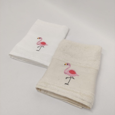 Duas toalhas de mão com bordado de flamingo rosa