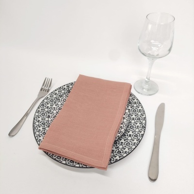 Conjunto de mesa com prato decorado, guardanapo rosa, talheres e copo