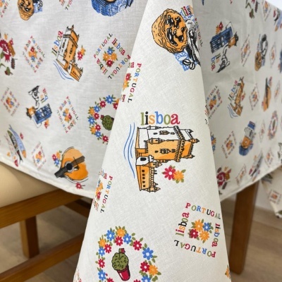Toalha de mesa branca com estampados coloridos e textos Lisboa Portugal