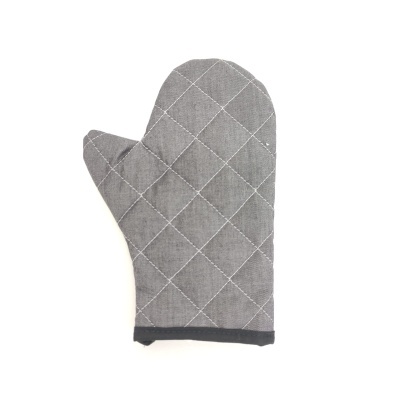 Luva de forno cinza acolchoada com padrão de losangos brancos e acabamento preto.