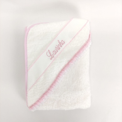 Toalha branca com borda rosa claro e nome Laura bordado