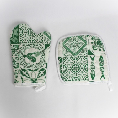 Conjunto de cozinha com luva de forno e suporte para panela em tecido branco com padrões verdes