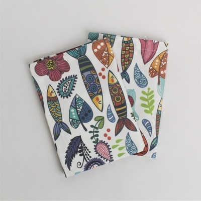 Panços de cozinha com estampado colorido de peixes e plantas