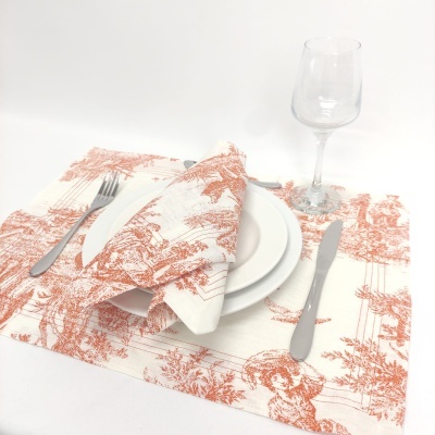 Mesa posta com prato branco, talheres, copo e guardanapo com padrão laranja